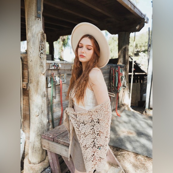 Crochet Floral Petal Kimono Wrap with Sleeves- OS NWT- Boho chic- Taupe - Picture 2 of 4